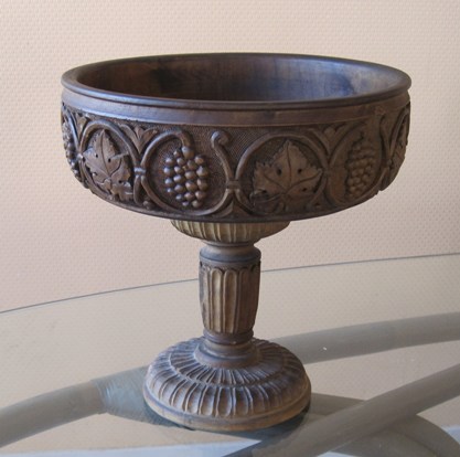 Vase en bois sculpté